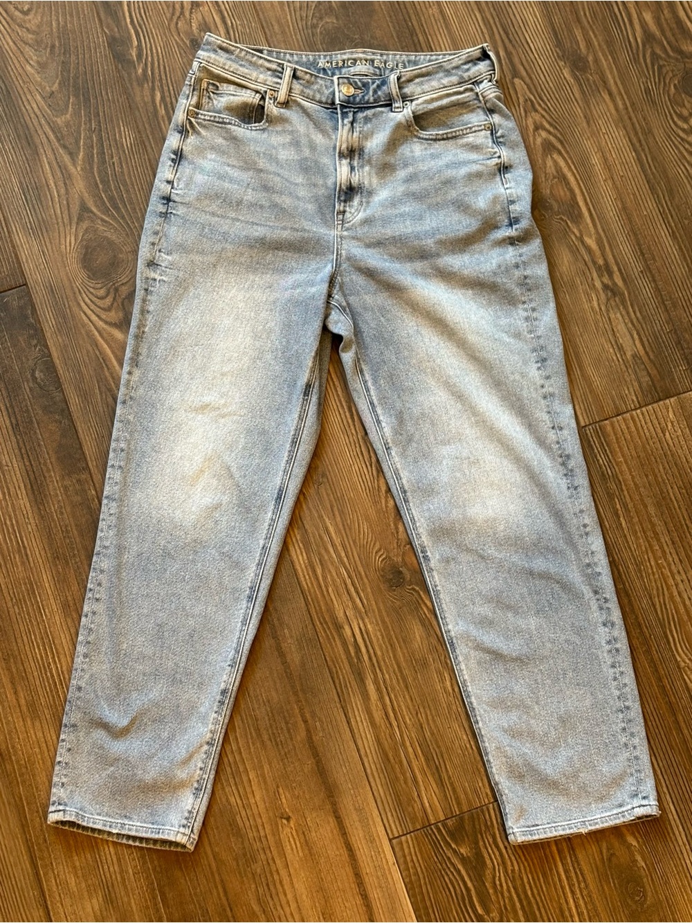AMERICAN EAGLE HIGH WAIST MOM JEAN LIGHT WASH